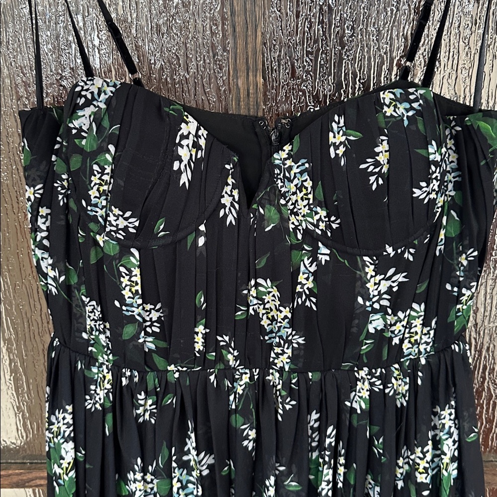 Sau Lee
Georgina size 8 long black floral spaghetti strap special occasion gown. - Picture 9 of 17
